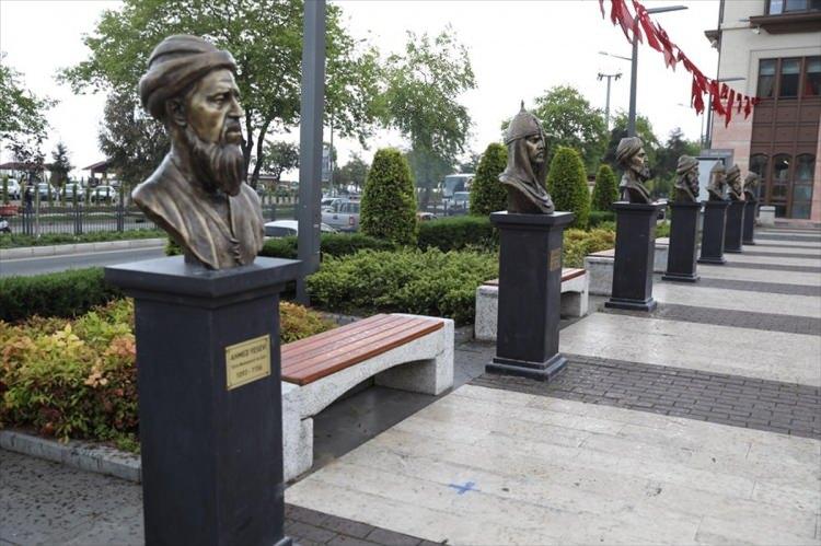 <p>Ordu Büyükşehir Belediyesinin "Türk Tarihinin Önemli Şahsiyetlerini Anma Projesi" kapsamında Türk tarihinde önemli yere sahip 20 isme ait büst yaptırılarak 4 Haziran'da 15 Temmuz Demokrasi Meydanı'na yerleştirilmişti.</p>
