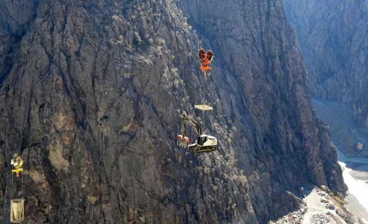 <p>275 metre gövde yüksekliği ile Türkiye’nin en yüksek, dünyanın ise çift eğrilikli ince kemer baraj tipi kategorisinde üçüncü en yüksek barajı olacak Yusufeli Barajı’nda, 558 megavat kurulu güce sahip santralla 650 bin nüfuslu bir şehrin elektrik ihtiyacı karşılanabileceği duyuruldu.</p>