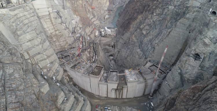 <p>"1.5 MİLYAR LİRA KATKI SAĞLAYACAK"</p>
<p>540 megawatt kurulu güce sahip olacak Yusufeli Barajı bu gerdanlığı imamesi durumundadır. 275 metre gövdesiyle 100 katlı binanın yüksekliğine eşdeğerdir. Tamamen kendi mühendislerimizin ürünü olan bu eser ekonomimize yılda 1.5 milyar lira katkı sağlamanın yanında, Çoruh Vadisi'ni taşkınlardan koruyacaktır. Barajla birlikte, yollar, köprüler, menfezler, tüneller ve yeni Yusufeli İlçemiz inşa edildi. Burada adeta yepyeni hayat alanı kuruluyor. Kontrolüne gittiğimizde bu eser nadide ve dev bir eser.</p>