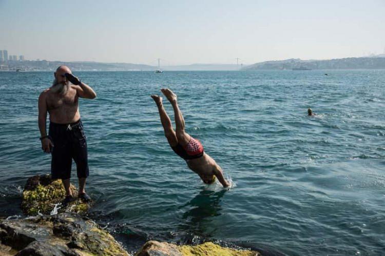 <p>Fatih Sarayburnu'nda yıllardır yaz kış demeden denize giren 'Sarayburnu Fatihleri' normalleşme d&ouml;nemine ge&ccedil;işin ardından iki bu&ccedil;uk ay sonra denizle buluştu. Yaklaşık 150 kişilik bir gruptakilerden bazılarının zaman zaman sosyal mesafeye uymadığı g&ouml;r&uuml;ld&uuml;.</p>
