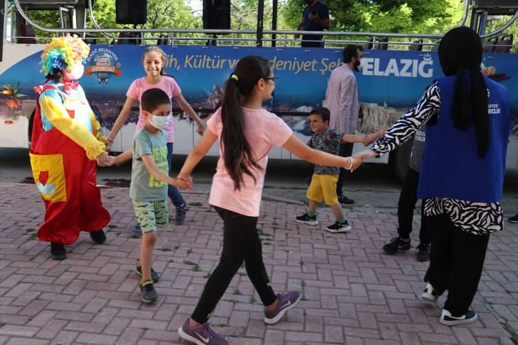 <p>Tabi ki Taha bir anda ufacık bir sürprizle hepimizi çok umutlandırdı. Tümöründe yüzde 15 küçülme saptandı. İnşallah daha hayırlı haberlerle, şifasıyla beraber bir sonraki gelişi öyle olur, öyle ümit ediyoruz, dualarımız, niyetlerimiz o yönde."</p>