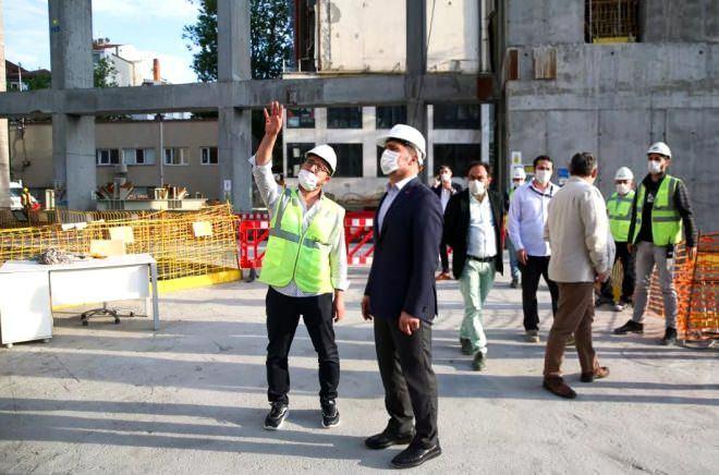 <p>"Yeni AKM tamamlandığında dünyanın ve Avrupa'nın sayılı kültür merkezlerinden biri olacak. Yeni AKM'nin kaba inşaatı tamamlandı. Genel işçiliğinin ise yüzde 45'i bitti. Alt katlarda da ince işçilik çalışmaları sürüyor.</p>