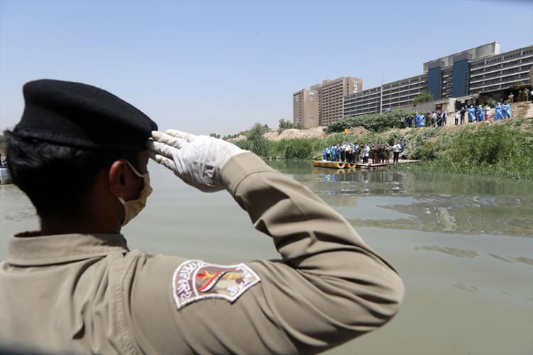 <p>Irak'ın başkenti Bağdat’ta, İçişleri Bakanlığı'na bağlı polisler, yeni tip koronavirüs (Kovid-19) nedeniyle nöbette olan sağlık personellerini desteklemek amacıyla Dicle Nehri'nde botlarla gösteri düzenledi.</p>

<p> </p>
