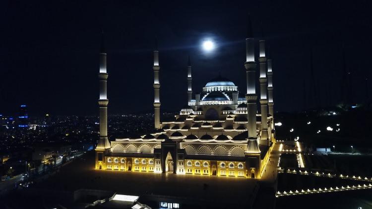 <p>Çamlıca Camisi ve İstanbul'un yeni simgelerinden Çamlıca Seyir Kulesi'nin birleştiği fotoğraf karesine giren dolunay, seyrine doyulmayan görüntüler verdi.</p>

<p> </p>
