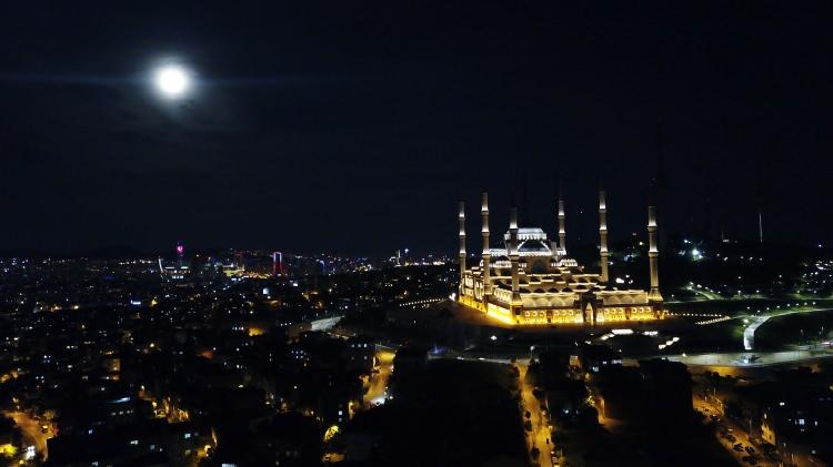 <p>Tüm Türkiye'de dolunayın büyüleyen görüntüsü coşkuyla kaşılanırken milyonlar balkonlarda bu eşsiz manzarayı izledi.</p>

<p>İstanbul Boğazı'nda akşam saatlerinde beliren dolunay göz kamaştırdı. İstanbul'un yanı sıra Van, Hatay, Ankara ve Muş gibi illerden de dolunay fotoğrafları geldi.</p>

<p> </p>
