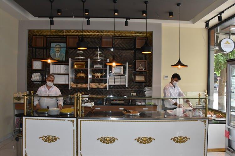 <p> Kent merkezinde kafe, restorantlar ve birçok iş yeri yeniden açılırken iş yeri sahipleri sosyal mesafe ve maske kullanımına dikkat ettikleri görüldü.</p>
