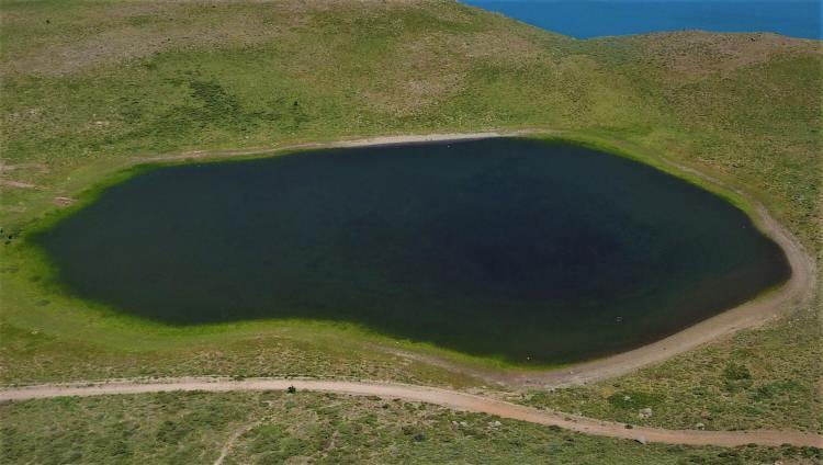 <p>&Ccedil;evresi baraj ve g&ouml;llerle &ccedil;evrili olması nedeniyle T&uuml;rkiye'nin tek yarım adası konumunda bulunan Elazığ, birbirinden farklı doğal g&uuml;zelliği ile biliniyor. Zaman zaman turizme katkı sağlayacak yeni keşiflerin yapıldığı kentte, Sivrice il&ccedil;esinde bulunan Hazar Baba Dağı'nın zirvesine yakın noktada 2 bin rakımda ise kaynağı ve akarı olmadan oluşan g&ouml;l ise doğal g&uuml;zelliğiyle dikkat &ccedil;ekiyor. B&ouml;lge insanları dışında &ccedil;oğu kişinin bilmediği g&ouml;l, aynı zamanda kuş bakışı kalbi andırıyor.G&ouml;l ve &ccedil;evresinde ise başta kınalı yaban &ouml;rdekleri, martılar, bal arıları ve &ccedil;eşitli hayvan t&uuml;rleri g&ouml;ze &ccedil;arpıyor.<br />
&nbsp;</p>
