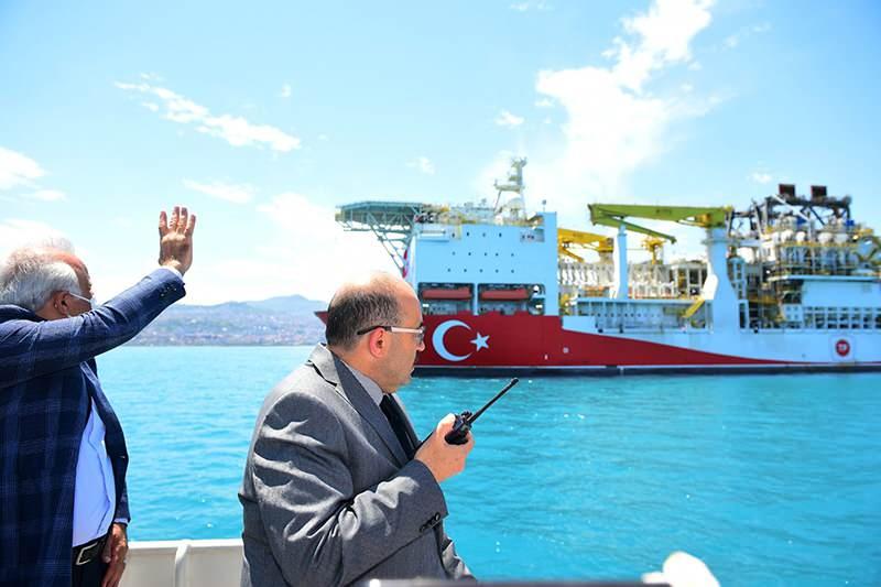 <p>Türkiye'nin ilk yerli sondaj gemisi olan ve İstanbul Boğazı'ndan Karadeniz'e geçebilmesi için direği kısaltılan "Fatih" gemisi, sökülen kulelerinin montajı için Trabzon Limanı'na demir attı.</p>

<p> </p>
