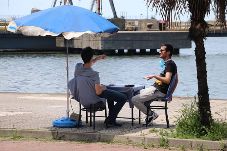 <p>Zonguldak'ta uzun bir aradan sonra hafta sonu sokağa çıkma kısıtlamasının olmamasından dolayı vatandaşlar, güneşli havanın tadını çıkardı. Maske takmanın zorunlu hale geldiği kentte, vatandaşlar park ve sahillerde zaman geçirdi.</p>
<p> </p>