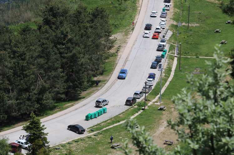 <p>Bolu'nun doğal güzellikleriyle ünlü Gölcük ve Abant tabiat parklarında, yeni tip koronavirüs (Kovid-19) normalleşme süreci ile ilk hafta sonunda ziyaretçi yoğunluğu yaşanıyor. </p>
<p> </p>
