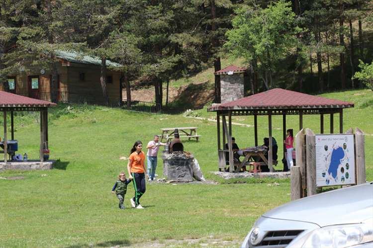 <p>Tüm dünyada etkisini gösteren koronavirüs salgını nedeniyle yaklaşık 3 ay ziyaretçi kabul etmeyen tabiat parkı, 1 Haziran'da normalleşme sürecinin başlamasıyla ilk hafta sonunda çok sayıda tatilciyi ağırlıyor.</p>
<p> </p>