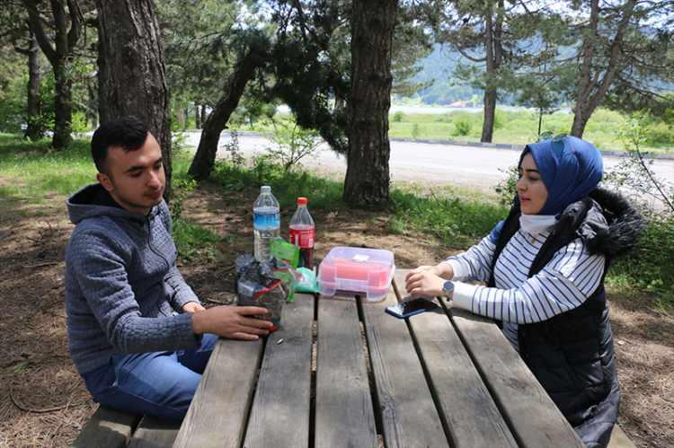 <p>Hem koronavirüs sürecinde yaşanan stresi atmak hem de büyükşehirlerin stresinden bir gün bile olsa kurtulmak isteyen vatandaşlar, Gölcük Tabiat Parkı'na gelerek temiz hava eşliğinde doyasıya vakit geçiriyor.</p>
<p> </p>