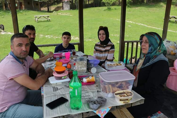 <p>Tabiat parkının girişinde bulunan gişelerde, ateşleri ölçülerek park içine alınan vatandaşlar, burada uygulanan koronavirüs tedbirleri kapsamında belirlenen alanlarda piknik yapma imkanı buluyor.</p>
<p> </p>