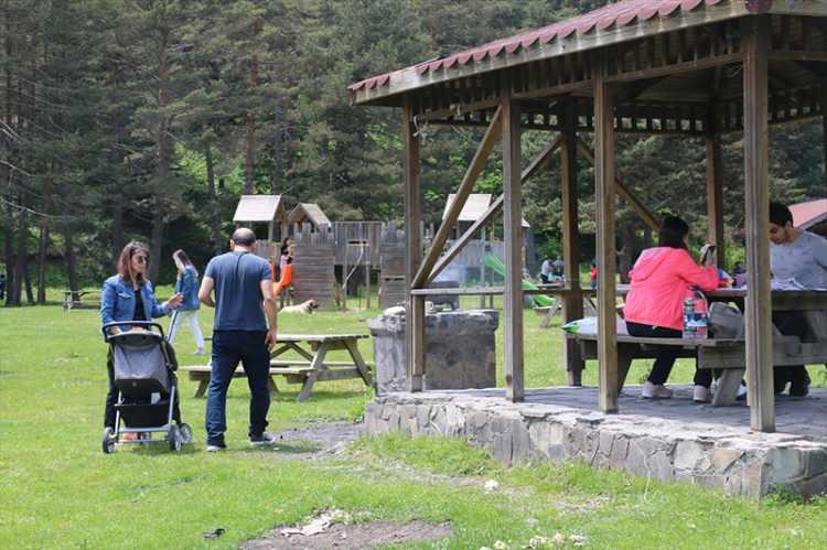 <p>Bazı vatandaşlar, göl çevresinde yürüyüş yaparken, bazıları ise iskelelere çıkarak bol bol hatıra fotoğrafı çekiyor.</p>

<p> </p>
