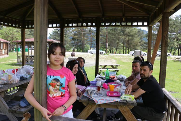 <p>Ayrıca, tabiat parkı içinde bulunan ve ziyaretçilerin daha kolay gezinti yapmasına imkan sağlayan golf arabaları ile bisikletler de her kullanımın ardından dezenfekte edilerek, vatandaşların kullanımına hazır hale getiriliyor. </p>
<p> </p>