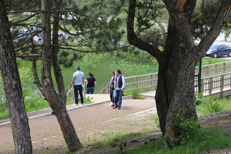 <p>Tabiat parkına gelen vatandaşlar, ateşleri ölçüldükten sonra park içine alınıyor.</p>
<p> </p>