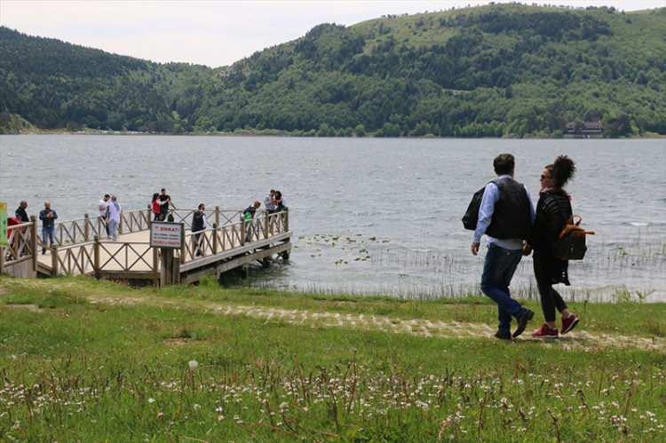<p>Ayrıca tatilciler, göl çevresinde yürüyüş yapıp, bisikletlerle de gezinti yapabiliyor. </p>
<p> </p>