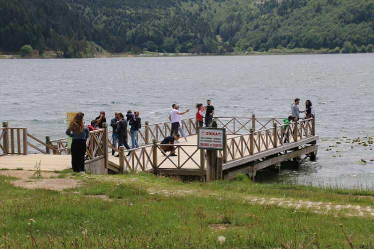 <p>Tabiat parkı görevlileri ile jandarma ekipleri hem Gölcük hem de Abant Tabiat Parkı'dan sürekli devriye gezerek, vatandaşları maske takmaları ve sosyal mesafe kuralları ile belirlenen koronavirüs tedbirlerine uymaları için uyarıyor. </p>