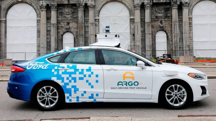 <p>Ayrıca Volkswagen'in Çin'deki JAC ile ortak şirketi olan JAC Volkswagen’deki hisse payını da yüzde 50’den yüzde 75’e yükseltecek. Her iki yatırım için Volkswagen,1 milyar avro ödeme yapacak</p>
