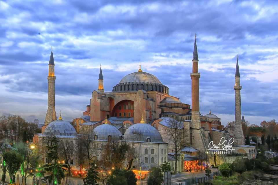 <p><strong>AYASOFYA NE ZAMAN MÜZE OLDU? </strong></p>

<p>1923'te cumhuriyetin ilanından sonra cami olarak kullanılmaya devam etse de, Ayasofya 1931'de kapatıldı. Ayasofya, Mustafa Kemal Atatürk’ün emri ve Bakanlar Kurulu kararı ile 1935 yılında müzeye dönüştürülmüştür. </p>
