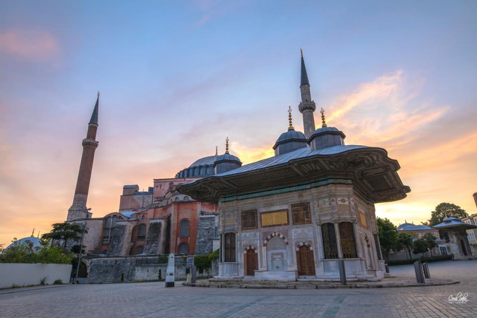 <p>Bir rivayete göre, onun temelinde tılsımlı define vardır. Başka bir söylenti de kalede kapatılmış kalan Ya Vedud Sultan'ın yürekler yakıcı ahının sıcaklığından bu zamana kadar terler durur. </p>
