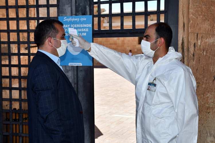 <p>Lale Devri'nde inşa edilen ve en etkileyici mimari &ouml;rneklerinden biri kabul edilen İshak Paşa Sarayı'nı, her yıl binlerce yerli ve yabancı turist ziyaret ediyor. Yeni tip koronavir&uuml;s (Kovid-19) ile m&uuml;cadele kapsamında 18 Mart'ta ziyarete kapatılan saray, salgın sonrası normalleşme s&uuml;recine girilmesiyle misafirlerini ağırlamaya başladı.</p>

<p>&nbsp;</p>
