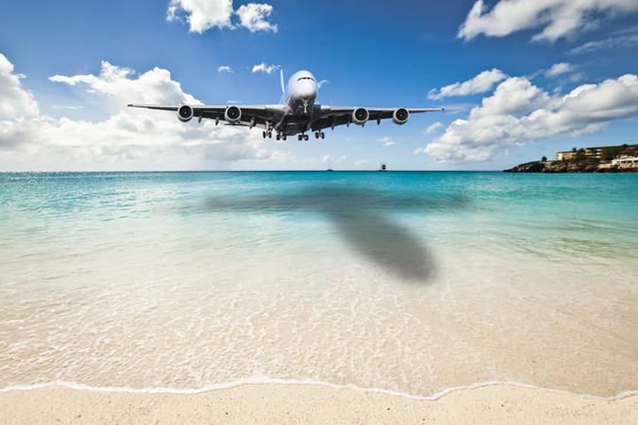 <p>Maho Beach / Saint Martin Adası</p>
<p>Bu plajın aslında doğal bir özelliği yok. Karayipler'deki Saint Martin Adası'nda bulunan bu plajda şaşırtıcı fotoğraflar çekebiliyorsunuz. Çünkü havalaanı çok yakın olduğu için uçaklar adeta elinizi uzatsanız değebilecekmişsiniz kadar alçaktan geçiyor.</p>