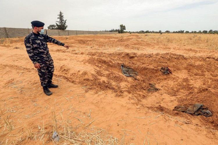 <p>Ayrıca sekiz toplu mezarda bulunan kişilerin kimliklerinin belirlenmesi için yapılan çalışmaların halen devam ettiği bildirildi.<br />
<br />
Sarrac hükümetinin İçişleri Bakanlığı kimlik çalışmaları için bir komite oluşturdu. Komite kimlikleri tespit edip, cenazelerin yakınlarına ulaştırılmasını sağlayacak. Ayrıca söz konusu toplu mezarların sorumlulularını da tespit etmek için çalışmalar yapacak.</p>