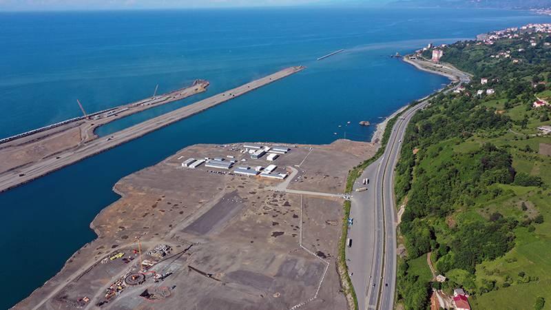 <p>Daha önce uzaktı. 30 metre derinlikte nasıl dolgu olacak diye merak etmiyorduk. Sağ olsun Cumhurbaşkanımızın takibiyle inşallah havalimanımız çok erken bitecek” dedi.</p>
<p> </p>