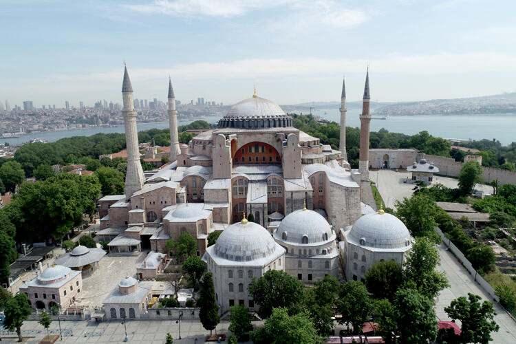<p>Fatih Sultan Mehmet'in 29 Mayıs 1453'te İstanbul'u fethiyle birlikte camiye çevrilen ve yüzyıllarca cami olarak hizmet veren Ayasofya, fethin günümüze ulaşan en önemli sembollerinden biri olarak ön plana çıkıyor. Sanat ve mimarlık tarihi bakımından dünyanın önde gelen yapılarından olan Ayasofya, en çok ziyaret edilen müzeler arasında yer alıyor.</p>

<p> </p>

