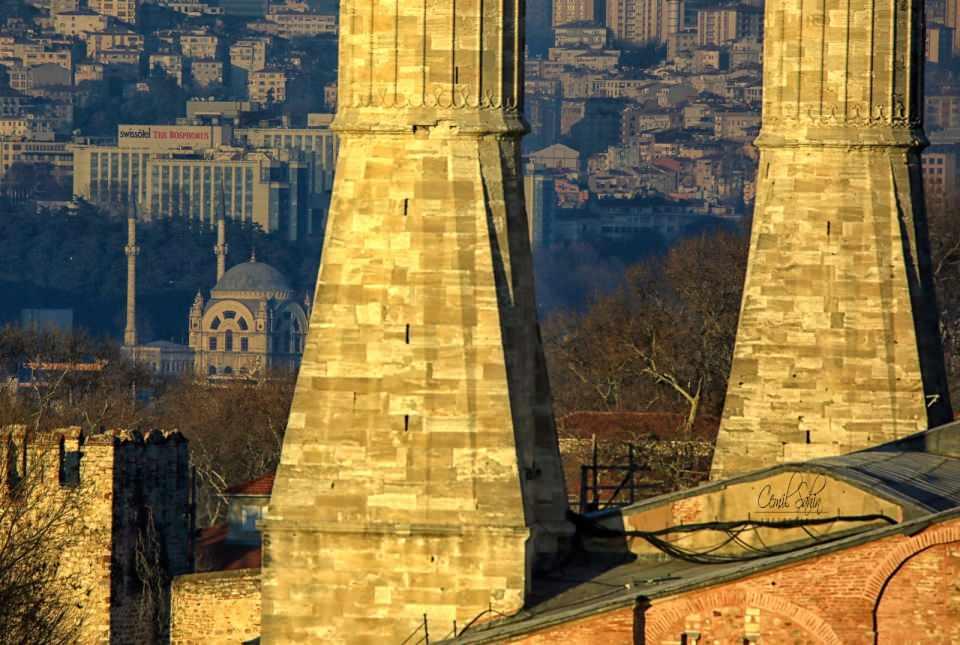 <p>İlk olarak İstanbul'u gezip dolaşmaya, tanımaya ve yazmaya başlayan Çelebi, her imkanı değerlendirerek 51 yıl boyunca dünyanın birçok yerini gezdi. Evliya Çelebi, nerelere gittiğini, ne yaptığını, kimlerle görüştüğünü uzun uzun yazarak 10 ciltlik seyahatnamesini hazırladı. </p>