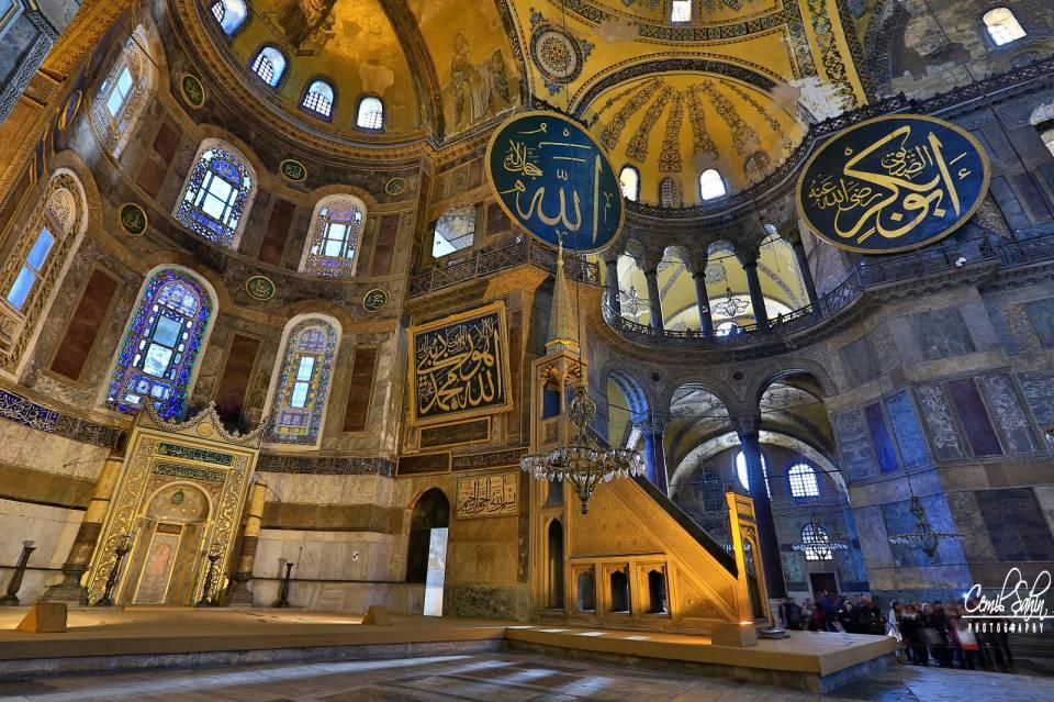 <p>Onun yukarısındaki küçük direklerin kemeri üzerinde mermer bir kitabe üzerinde Kudüs'ü Şerif'in kıble olduğu zamanki eski resmi konulmuştur. Bu da tılsımlı olup el sürmeye cesaret olunamaz.</p>
<p> </p>