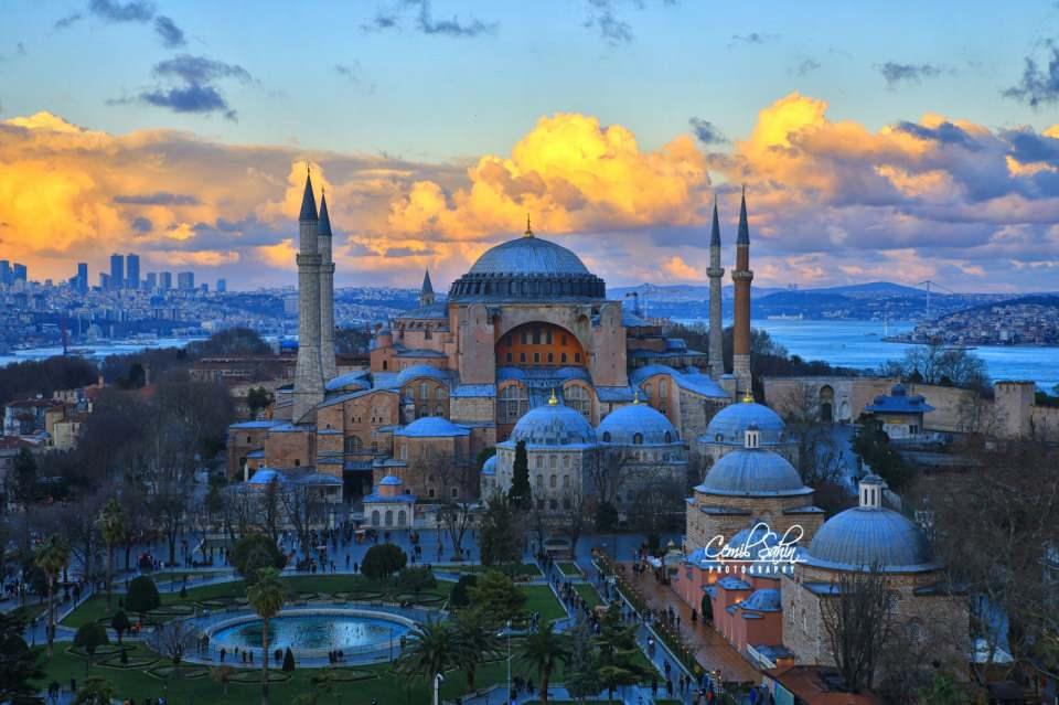 <p>Bir söylenti de Hz. Peygamber'in ağız suyunun konulduğu harç bu direğin altında yapıldığı için onun nemli tesiri dolayısıyla terler durur. Görülecek acayip bir şeydir."</p>
