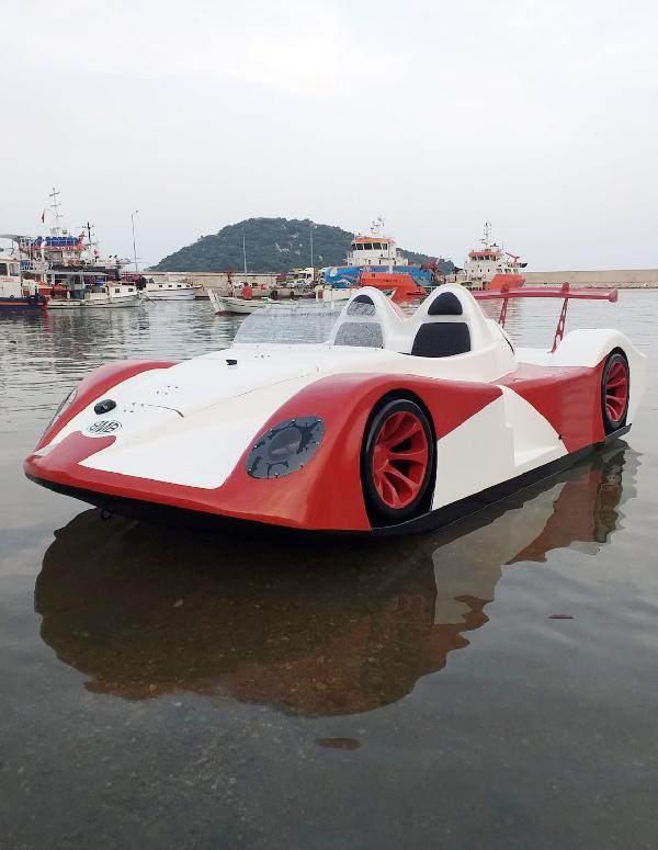<p>Müşterilerimiz jet-ski’lerini getirdiği zaman motorunu bizim yaptığımız otomobile aktarıyoruz. Jetlerin kabuklarını ise kendilerine iade ediyoruz. Böyle bir üretimde alıcıya otomobil 35 bin TL’ye mal oluyor.</p>

<p> </p>

<p> </p>
