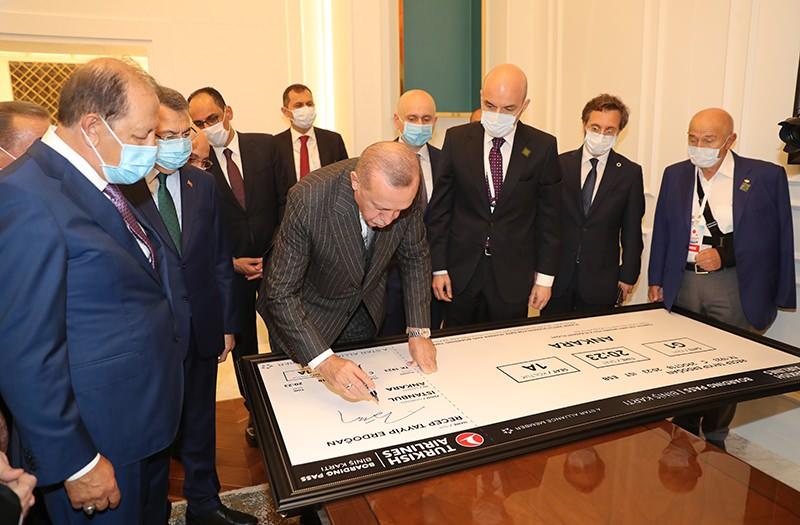 <p>"İnşaat süresinden kapasitesine kadar gerçek anlamda dünya çapında bir şaheser olan bu havalimanımız, Türkiye'nin 2023 hedeflerinin sembollerinden biridir. </p>

<p> </p>

