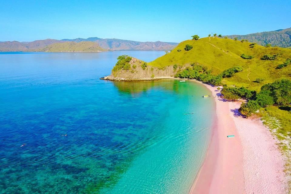 <p>Pembe Kumlu Plaj / Bahamalar</p>
<p>Bahamalar’daki toz pembe bu plaja rengini kıyıya vuran mercan kalıntıları veriyor. Dalgalarla minicik parçalara bölünen mercanlar bu muhteşem renkli kumsalı oluşturuyor.</p>