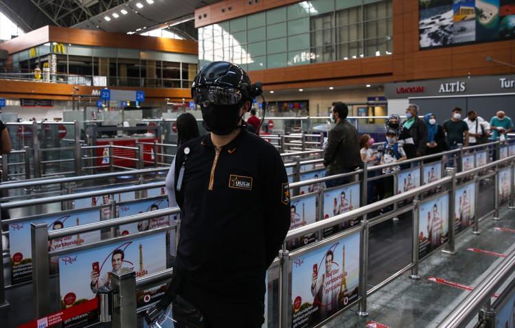<p>İstanbul Sabiha Gökçen Uluslararası Havalimanı'nda yeni tip koronavirüs (Kovid-19) önlemleri kapsamında, yolcuların ateşini ölçmek için kasklı termal kamera da kullanılıyor. Bir görevlinin kullandığı termal kamera ile yolcuların vücut ısısı kontrol ediliyor ve ısısı yüksek olanlar sağlık görevlilerine yönlendiriliyor</p>