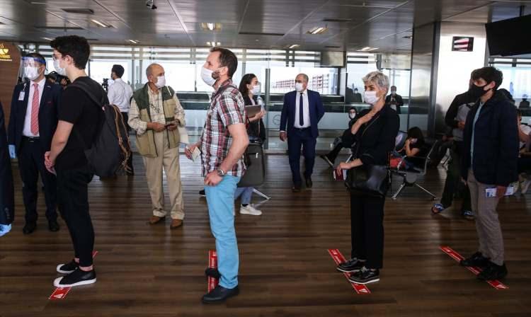 <p>“3 aydır Türkiye’deyim”</p>
<p>Korona virüs nedeniyle üç aydır Türkiye’de kaldığını söyleyen Neriman Avcı, ”3 aydır Türkiye’deyim. Korona virüs nedeniyle uzatıldı izinim. Oğlum Türkiye’de okuyor onun için gelmiştim. Uçuş güvenliği için yanımızda dezenfektan ve birkaç şey bulundurduk. Maskelerimiz bütün tedbirleri aldık” dedi.</p>