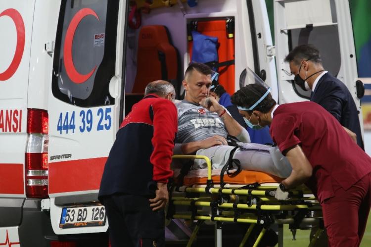 <p>Çaykur Rizespor maçında sakatlanan Galatasaray kalecisi Fernando Muslera'nın, sağ ayak tibia ve fibula kemiklerinde kırık tespit edildi.</p>
