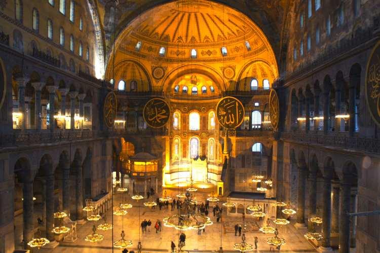 <p><strong>AYASOFYA'NIN CAMİ OLUŞU </strong><br />
</p>
<p>916 yıl kilise olarak ibadete açık olan yapı, Fatih Sultan Mehmed'in 1453'te İstanbul'u fethetmesiyle camiye çevrilmiştir. 29 Mayıs 1453'te, Osmanlı padişahı Fatih Sultan Mehmet İstanbul'u aldığında, Ayasofya yaralı Bizans askerlerinin, kadın ve çocukların sığınma yeriydi.</p>
<p> </p>
<p> </p>