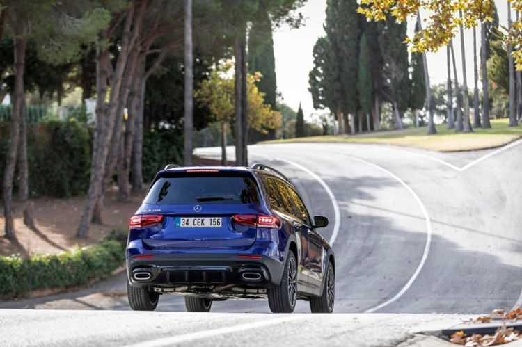 <p>Mercedes-Benz’in Türkiye’de dijital ortamda düzenlediği ilk basın lansmanında tanıtılan 2020 GLB ile ilgili Mercedes-Benz Otomotiv İcra Kurulu ve Otomobil Grubu Başkanı Şükrü Bekdikhan, <strong>“</strong>Premium kompakt sınıfta sunduğumuz çeşitliliği Mercedes 2020 GLB ile daha da genişletiyoruz.</p>