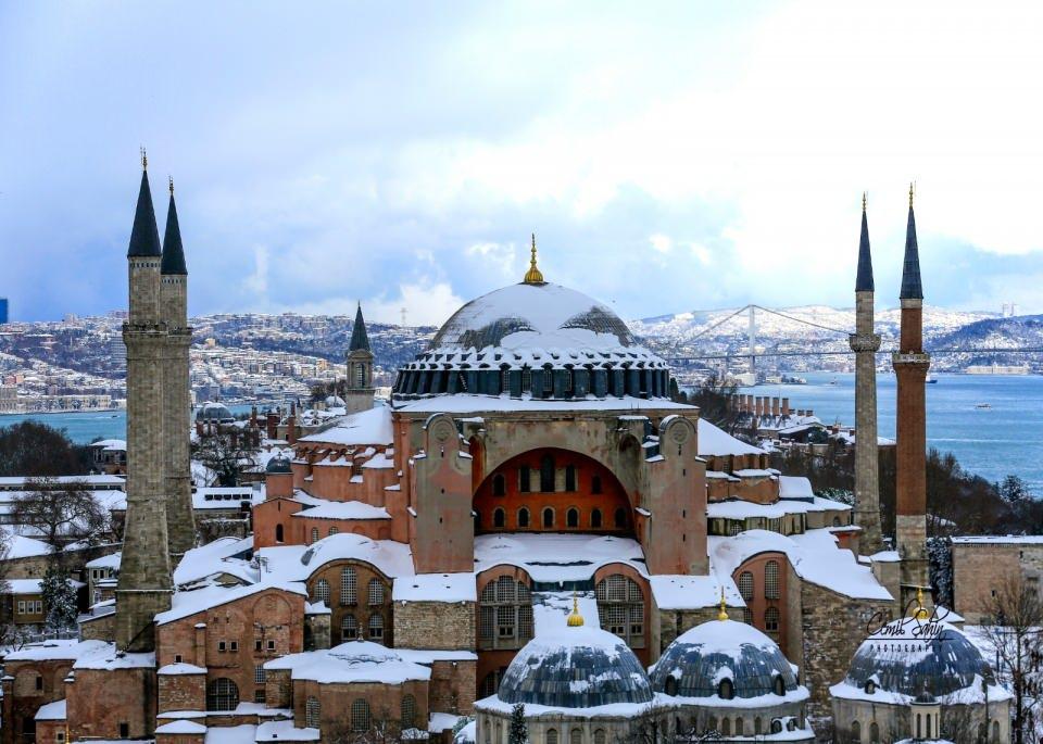 <p>"Camide 361 kapı vardır. Fakat 100'ü çok büyük kapılardır. Hepsi de tılsımlıdır. Kaç kere daha saysak bir kapı daha meydana çıkar. Ona da işaret koyup tekrar saysanız işaretsiz bir kapı daha bulursunuz. Kıble tarafın orta kapısı hepsinden daha büyüktür. Bunun tahtalarının Hazreti Nuh'un Cudi Dağı’ndaki gemisinin enkazından olduğu söylenmektedir.</p>

<p> </p>
