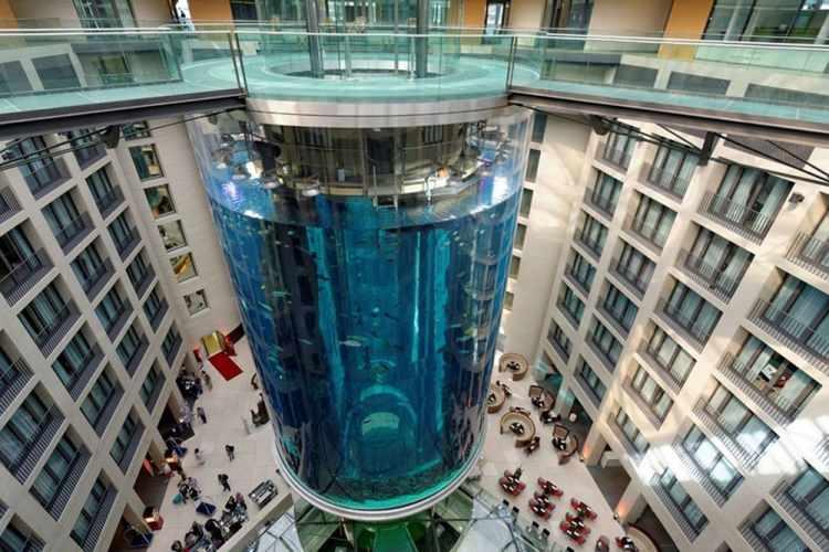 <p><strong>AquaDom, Berlin / Almanya</strong><br />
<br />
Radisson Blu Hotel'in lobisinde bulunan bu asansör sizi kısa bir süreliğine de olsa tropik denizlerin canlılarıyla karşı karşıya getiriyor. 25 metrelik dev silindir akvaryumun içinde 1 milyon litre su ve 97 farklı türden, yaklaşık 500 kadar balık bulunuyor.</p>