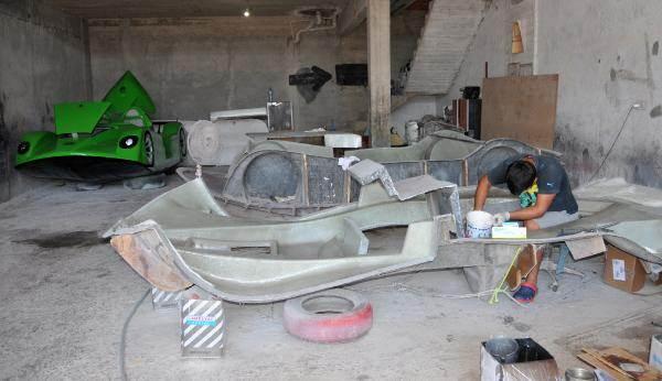 <p>Şahinkaya’nın 180 metrekarelik atölyede ürettiği ve ’Spyder’ adını verdiği otomobiller, büyük ilgi görüyor. Jet-ski motorlarının takıldığı otomobillerle 100 kilometre hız yapılabiliyor. 35 ile 70 bin TL arasında satılan otomobillere ABD’den de talep geldi.</p>
