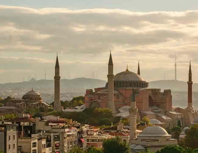 <p><strong>AYASOFYA'NIN MİMARİ YAPISI </strong><br />
</p>
<p>Huşu uyandıran mimarisi dışında; altın kaplama, gümüş kaplama, cam, pişmiş toprak ve renkli taşla yapılan mozaikleriyle de ünlü. 6. yüzyıla ait orijinal tavan mozaikleri bitkisel ve geometrik motifleriyle büyülüyor. 8. üzyıldaki ikona yasağından sonraki figürlü mozaiklerden de, kucağında çocuk İsa ile tasvir edilen Hz. Meryem, Hz. Cebrail, Hz. Mikail ve Vazftizci Yahya İle Deisis Sahnesi mozaikleri mutlaka görülmeli. Sultan Abdülmecid’in Mozaik Tuğrası ise 1847-1849 arası Fossati Kardeşlerin onarımları sırasında yaptırılmış.</p>
<p> </p>
<p>Osmanlı döneminde eklenen sekiz büyük yuvarlak hat levha, Sultan Abdülmecid döneminde ünlü hattat Kadıasker Mustafa İzzet Efendi'nin eseri. Yan neflerdeki iki adet yekpare mermerden yapılmış ve ortalama 1250 litre sıvı alabilen küpler, Sultan III. Murad döneminde Bergama antik şehrinden getirildi</p>