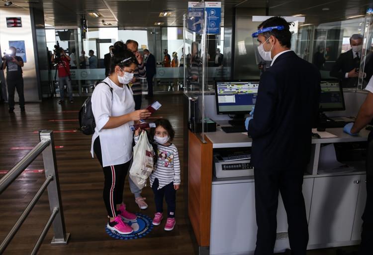 <p>Yolcuların ateşleri ölçüldü</p>
<p>Yolcuların güvenliği ve sağlığı için tüm önlemleri alan İstanbul Sabiha Gökçen Havalimanı yetkilileri, uçağa binmeden önce ve pasaport noktalarında yolcuların ateşini ölçtü. Ayrıca terminalin belli noktalarına bilgilendirme panoları ve dezenfektan yerleştirdi.</p>
