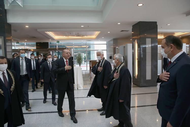 <p>Cumhurbaşkanı Recep Tayyip Erdoğan, Anayasa Mahkemesi üyeliğine seçilen Basri Bağcı'nın yemin törenine katıldı.</p>

<p> </p>
