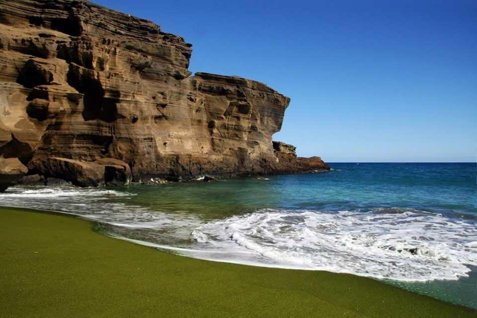 <p>Yeşil Kumlu Plaj, Hawaii / ABD</p>
<p>Bu plajın alışılmadık yeşil renkli kumu, Hawaii’nin volkanik özellikli bir ada olmasından ileri geliyor. Denize dökülüp soğuyan lavlar olivin adlı bir minerali oluşturuyor ve kıyıya vuran bu mineral de sahile yeşil rengini veriyor.</p>