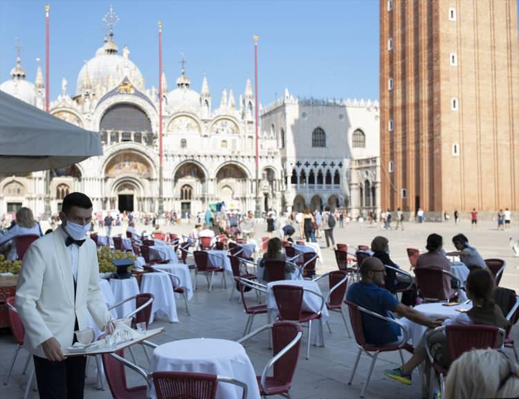 <p>İtalya'da Kovid-19 salgını eğrisinin istikrarlı biçimde düşüş eğilimine girmesiyle birlikte yeniden turistleri ağırlamaya başlayan Venedik'te ziyaretçiler, sosyal mesafe kuralları ve maske kullanımına dikkat ediyor. </p>
