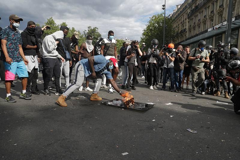 <p>Traore'nin ölümü sonrası çok sayıda protesto gösterileri düzenlenmiş, Traore'nin kardeşleri ve aile fertlerinden birçoğu gözaltına alınmıştı.</p>

<p> </p>
